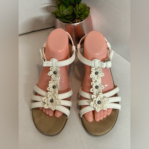 Yuu Shoes - Yuu White Floral Women's Sandals